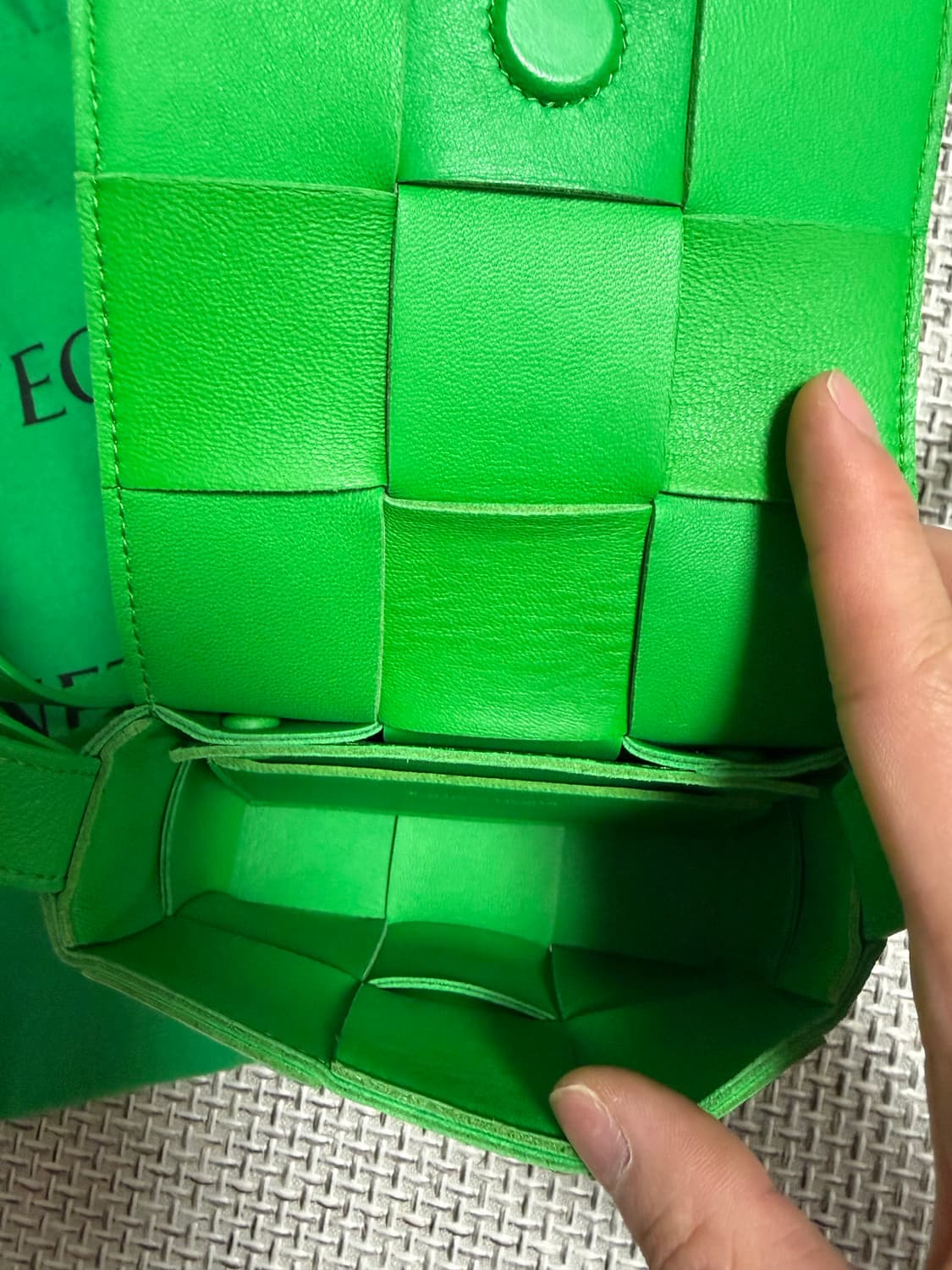 25ss 크림 보테가베네타 미니 카세트백 그린 상품이미지7