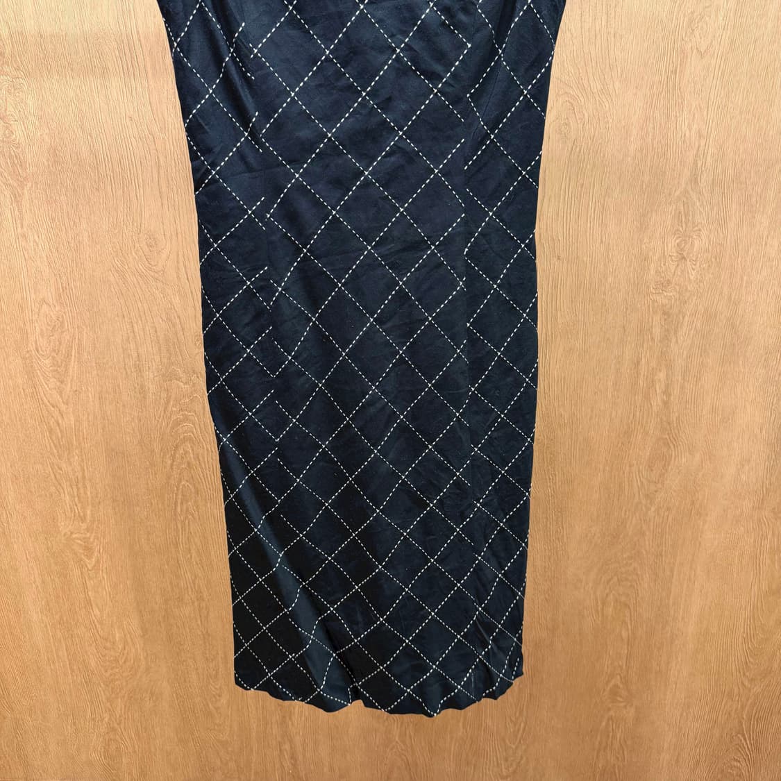 꾸레쥬 브이넥 슬리브리스 원피스 다이아몬드 퀄팅 스티치 패턴 디테일 블랙 상품이미지5