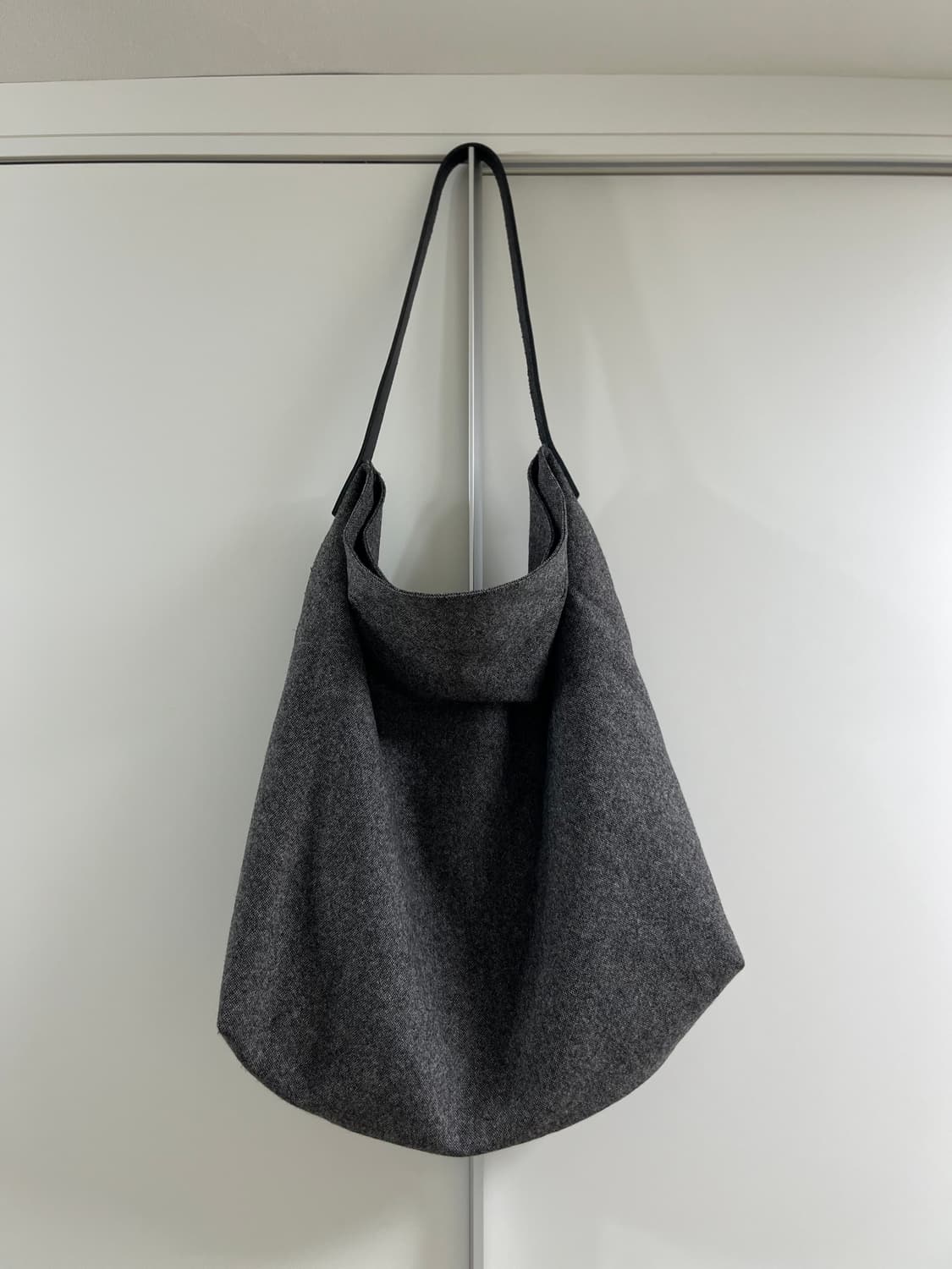 모노 프리베 텍스쳐드 울 빅 토트백 차콜 상품이미지2