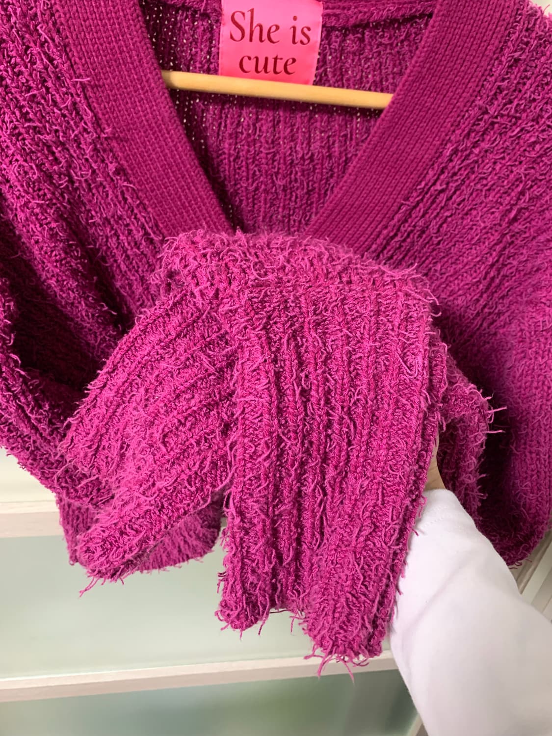 쉬이즈큐트 플러피 가디건 플럼 1번 착용 상품이미지3