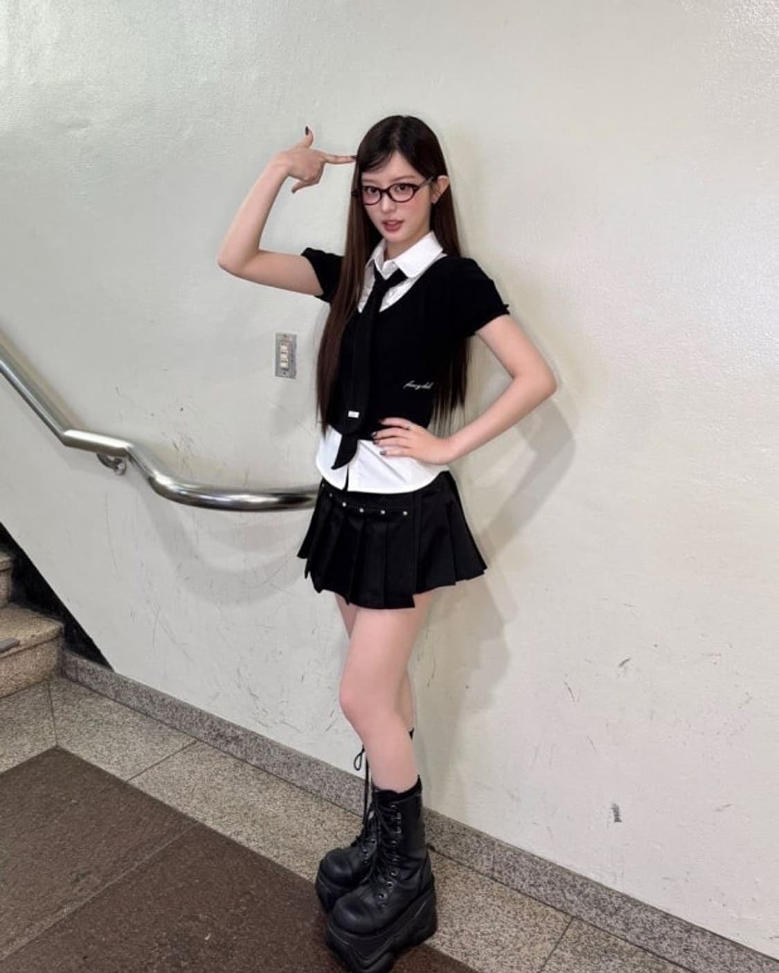 아일릿 민주 착용 팬시클럽 프레피 리본 타이 셔츠 블랙 상품이미지2