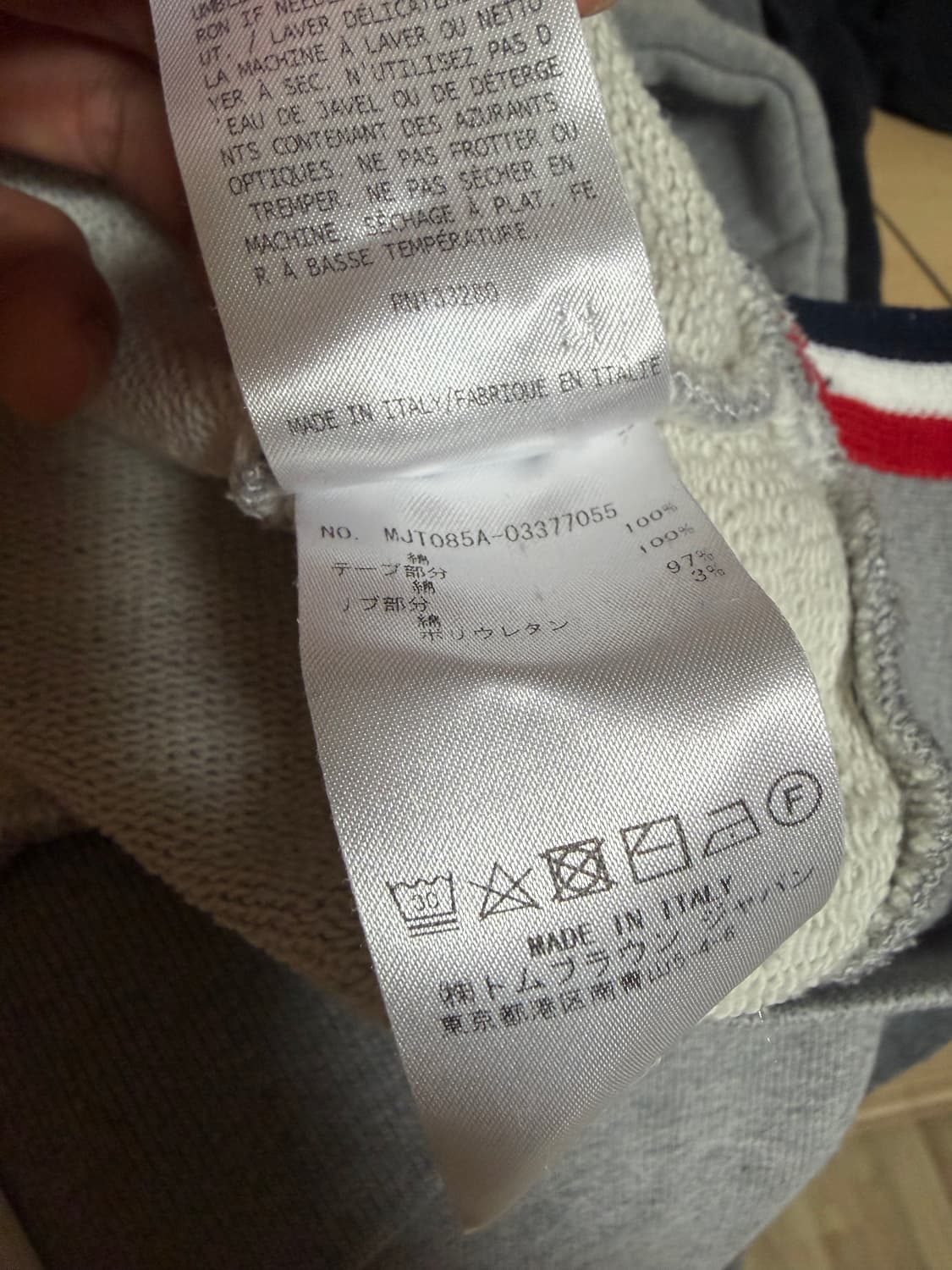 톰브라운 백삼선 맨투맨 그레이 3size 상품이미지7