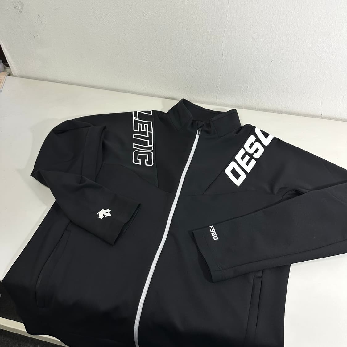 M-L 데상트 블랙 폴리 트레이닝집업 트랙탑 상품이미지2