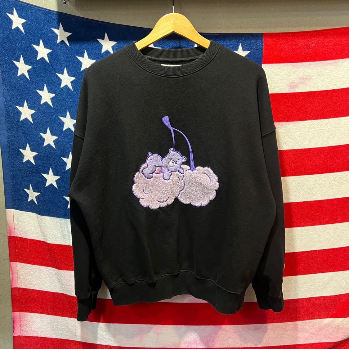 키르시X케어베어 체리 블랙 맨투맨 상품이미지1