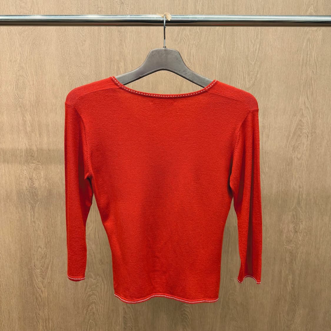 랑방 7부 브이넥 니트 가디건 도트 스티치 라인 디테일 슬림핏 레드 상품이미지3