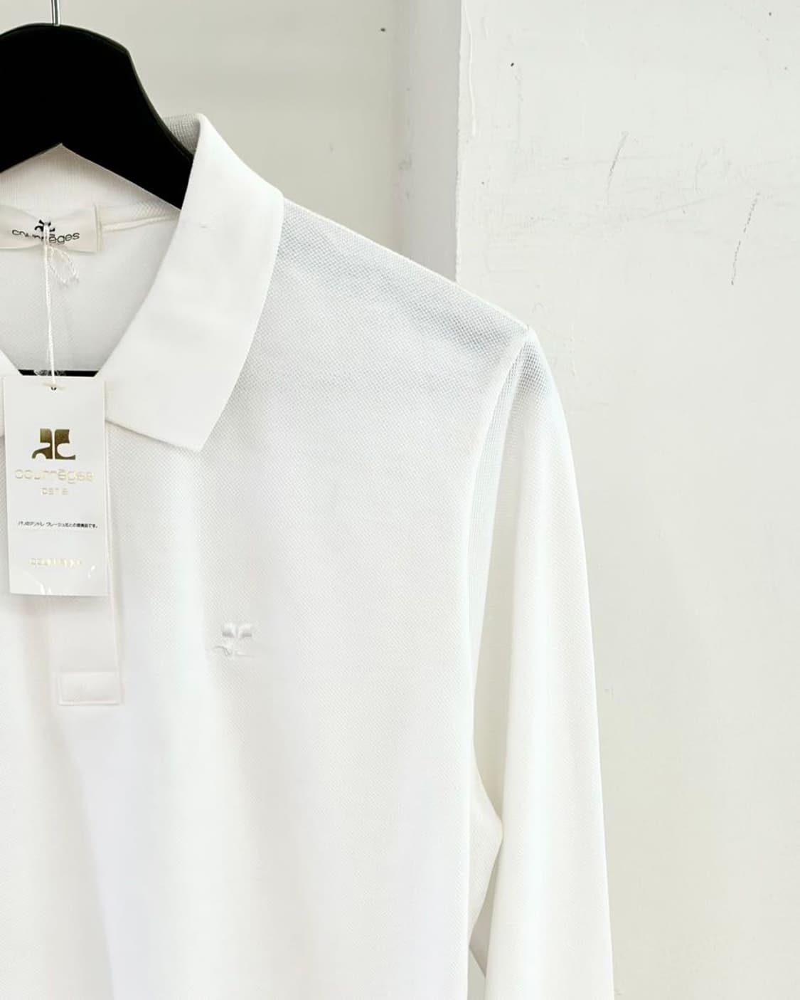 꾸레쥬 화이트 pk 로고 자수 사이드 슬릿 티셔츠  상품이미지3