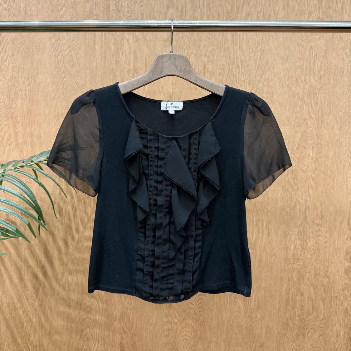 꾸레쥬 프릴 반팔 블라우스 시스루 슬리브 디테일 슬림핏 블랙 상품이미지1