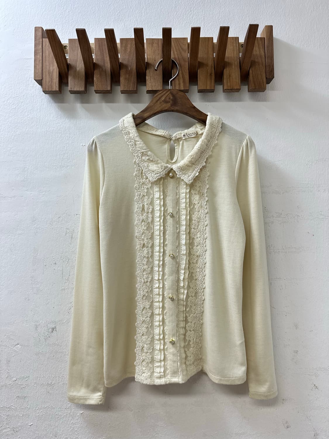 엑시즈팜 Axes Femme 아이보리 레이스 프릴 카라 블라우스 상품이미지1