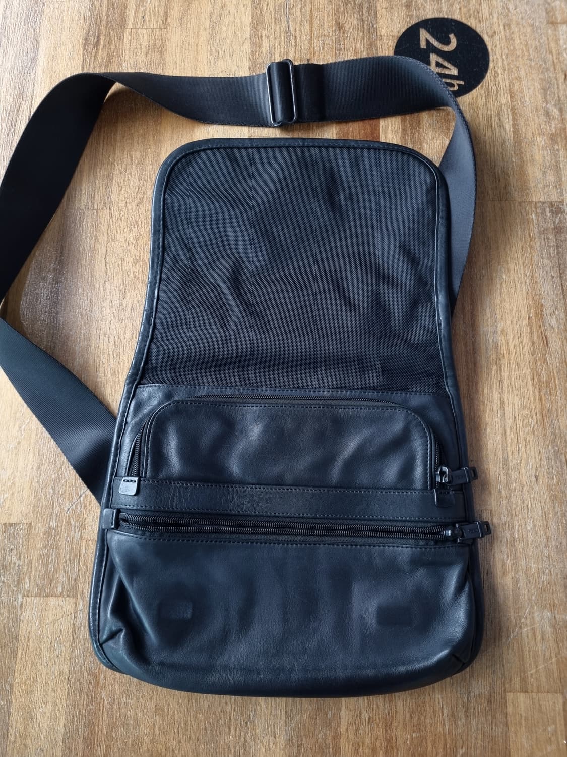 TUMI 블랙 가죽 크로스백 상품이미지2