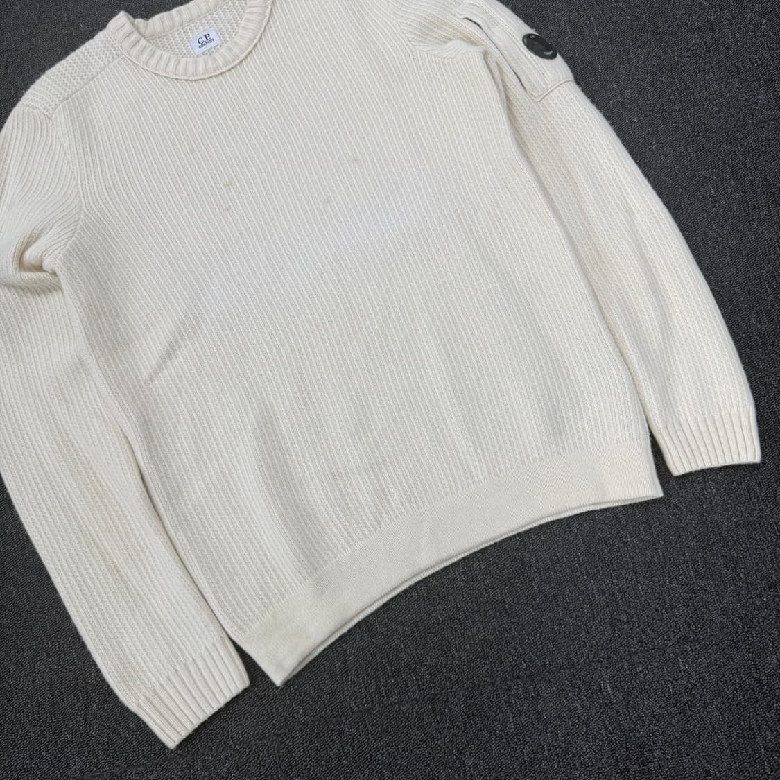 CP컴퍼니 아이보리 렌즈와펜 니트 상품이미지3