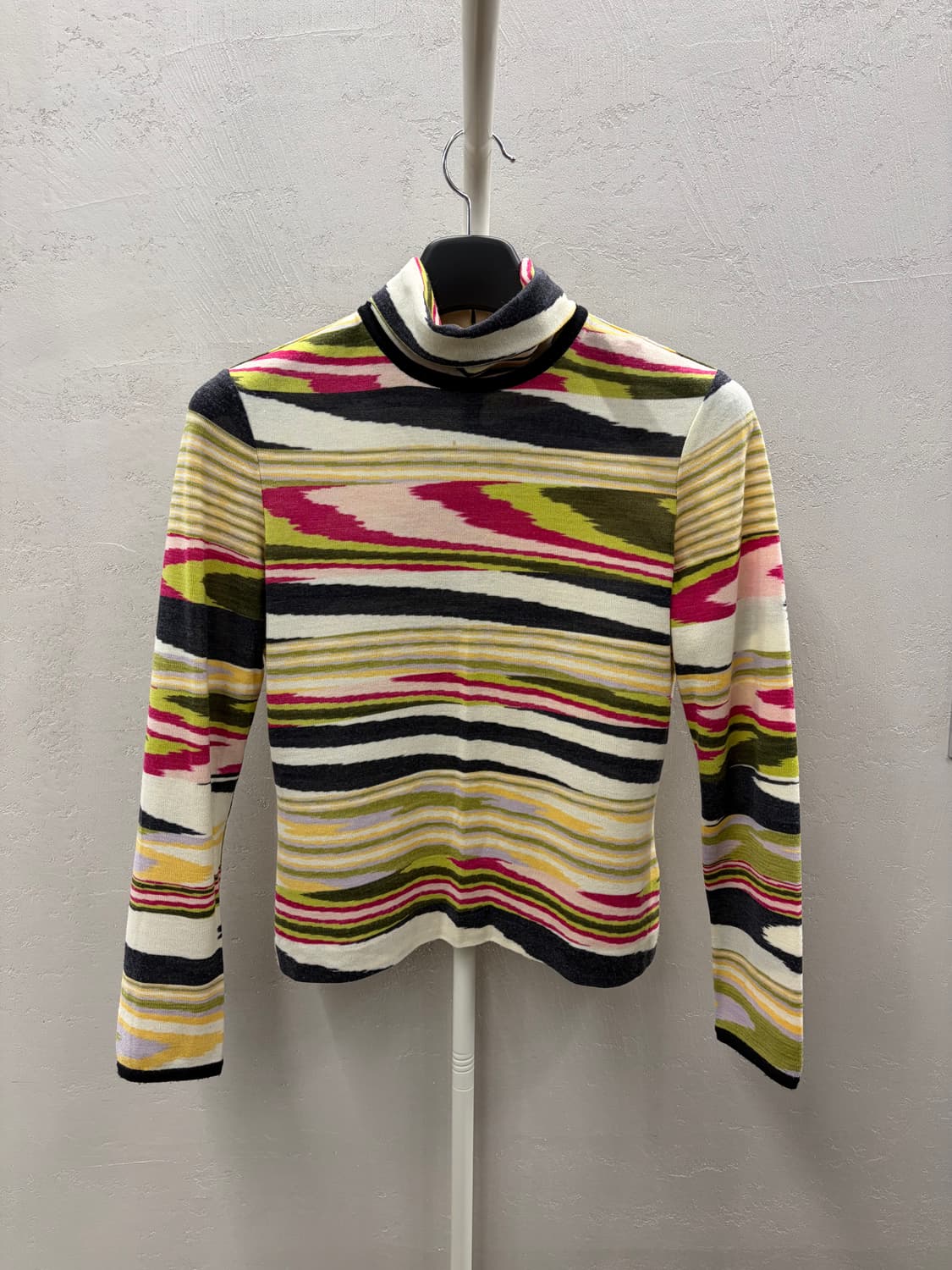 미쏘니 컬러풀 패턴 터틀넥 긴팔 티셔츠  상품이미지2