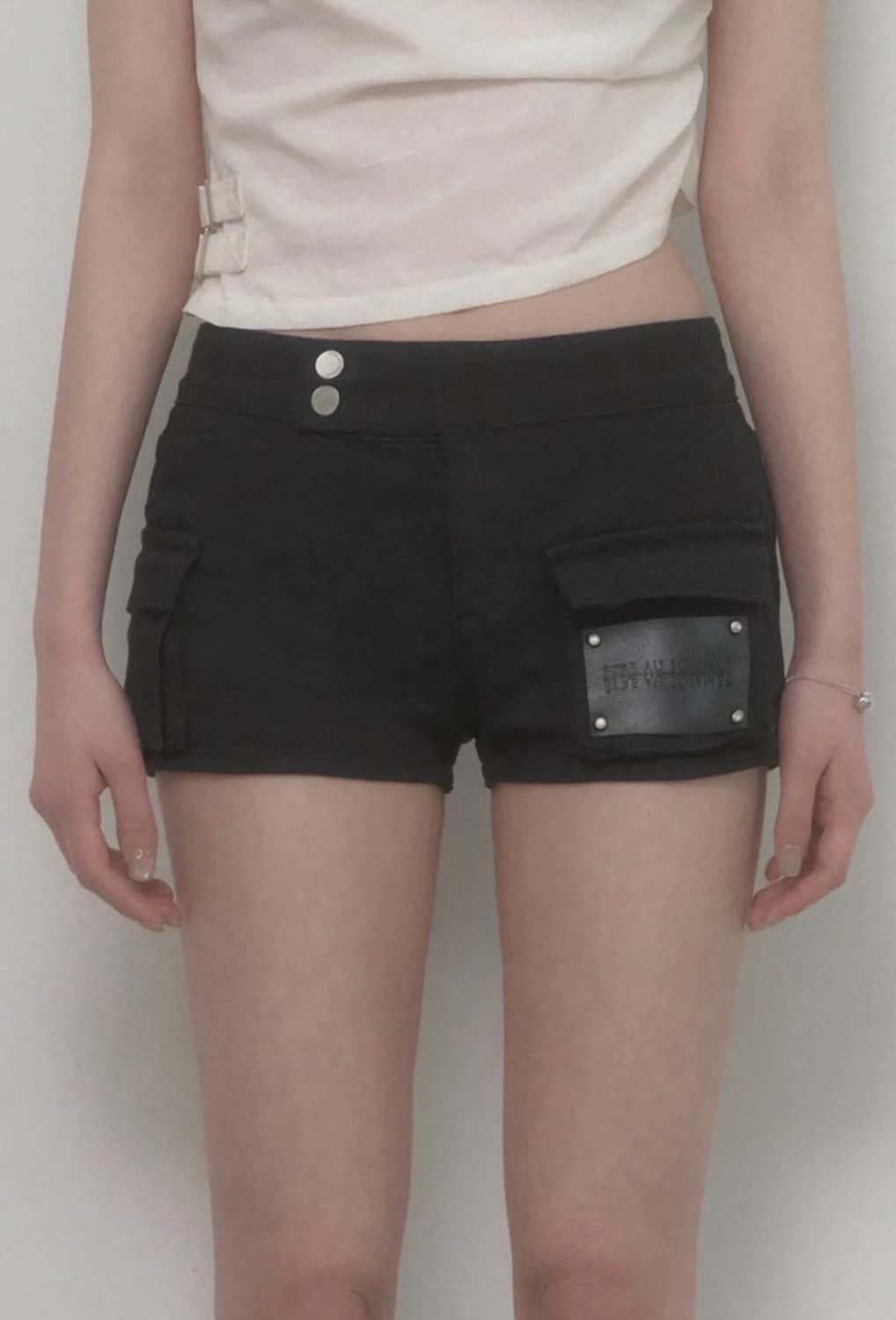 에트오소메 Leather Patch Cargo Short Pants 상품이미지1