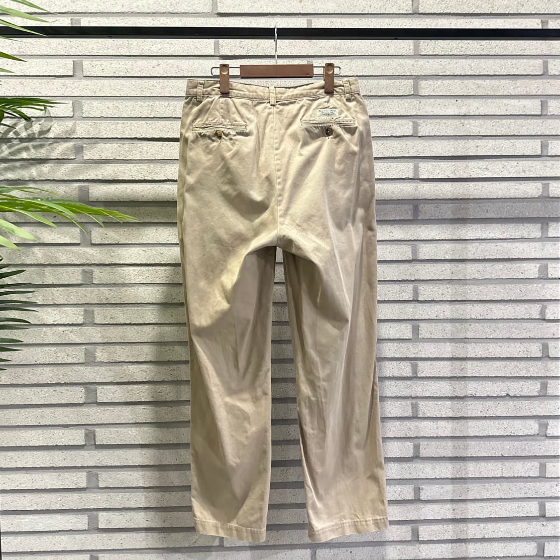 폴로진스 투턱 스트레이트 치노팬츠 후면패치 디테일 베이지 상품이미지3