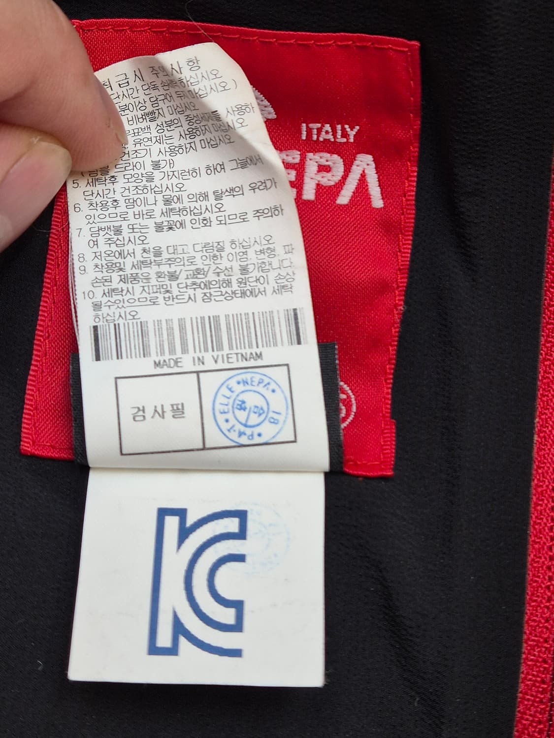 네파 남성 바람막이 자켓입니다. 짙은 색상이라 때 탈 걱정 없이 편하게  상품이미지8