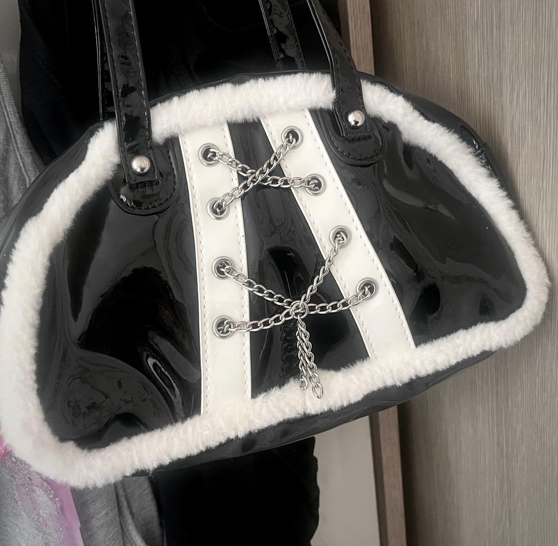 고스로리 블랙 에나멜 퍼 장식 체인 숄더백 고딕 고스펑크 갸루 가방 상품이미지1