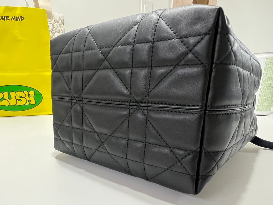 디올 뚜주흐 버티컬 토트백 스몰 블랙 상품이미지4