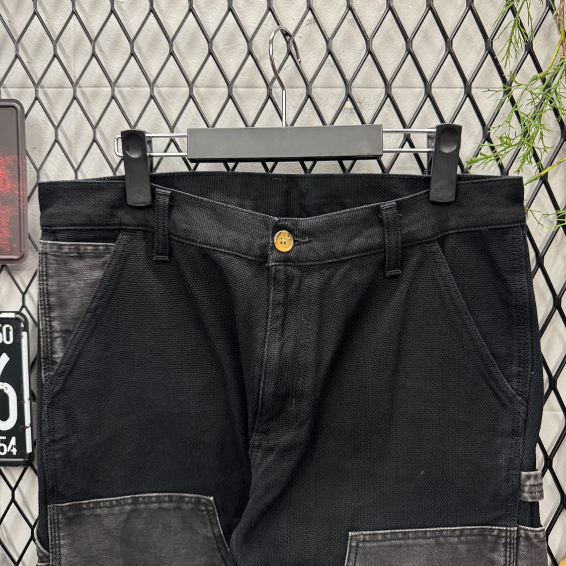 칼하트 윕 더블니 워크 팬츠 후면 포켓 로고 포인트 블랙 그레이 상품이미지3