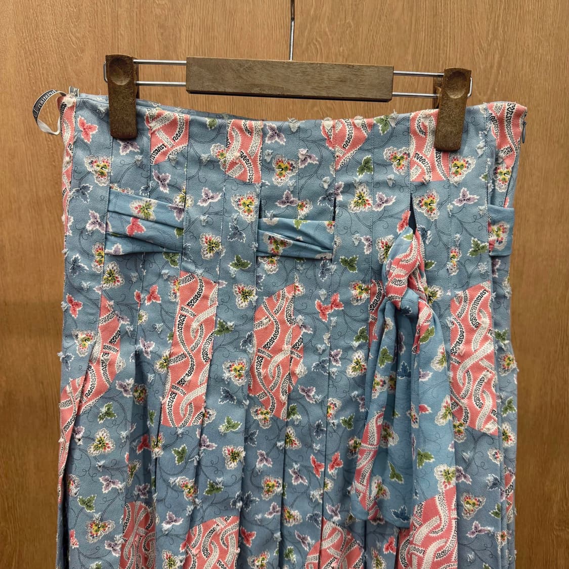 크리스찬 디올 미디 플리츠 스커트 플로럴 프린팅 스트랩 타이 디테일 블루 상품이미지4