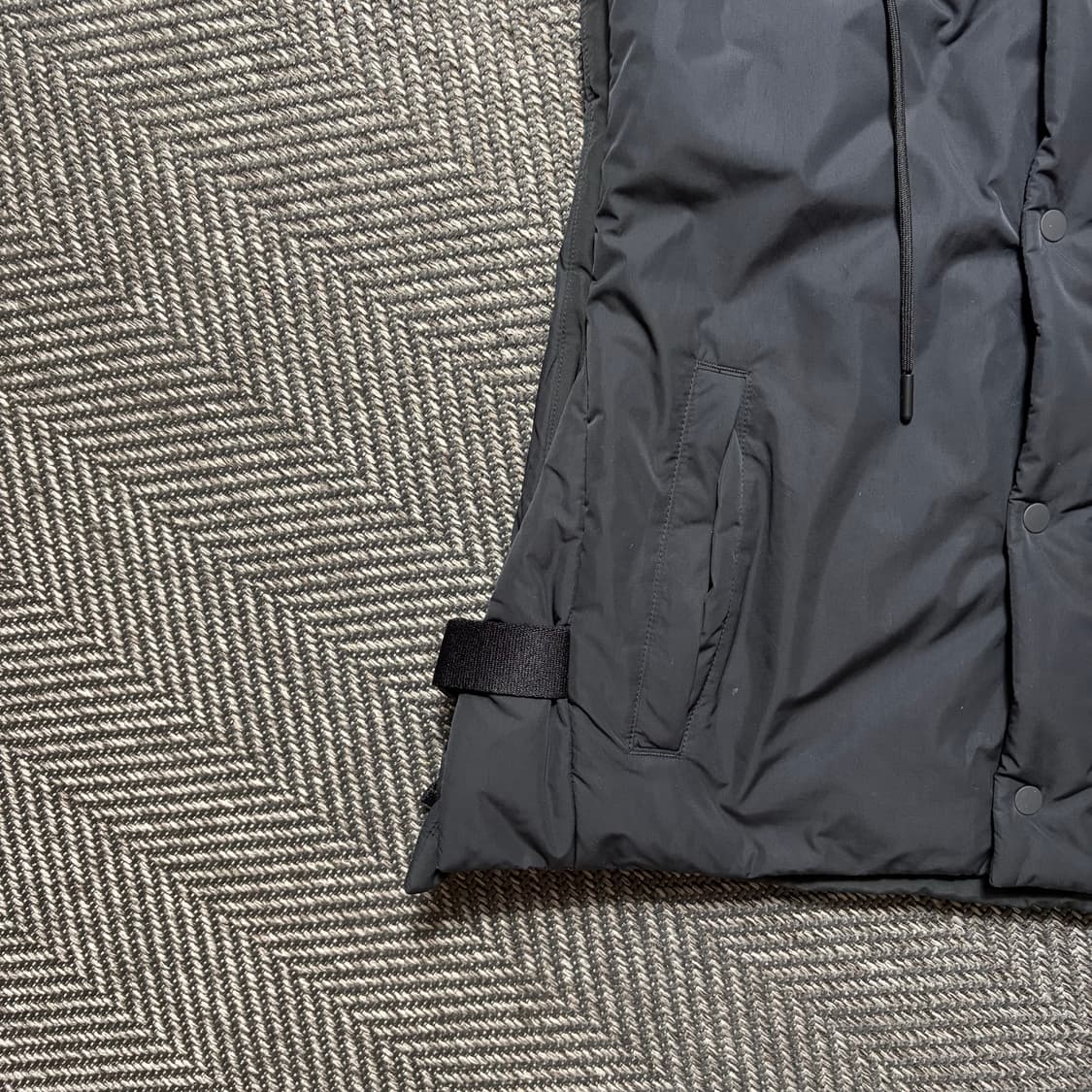 COS 버클 사이드 패딩 후드 질레 블랙(S) 상품이미지3