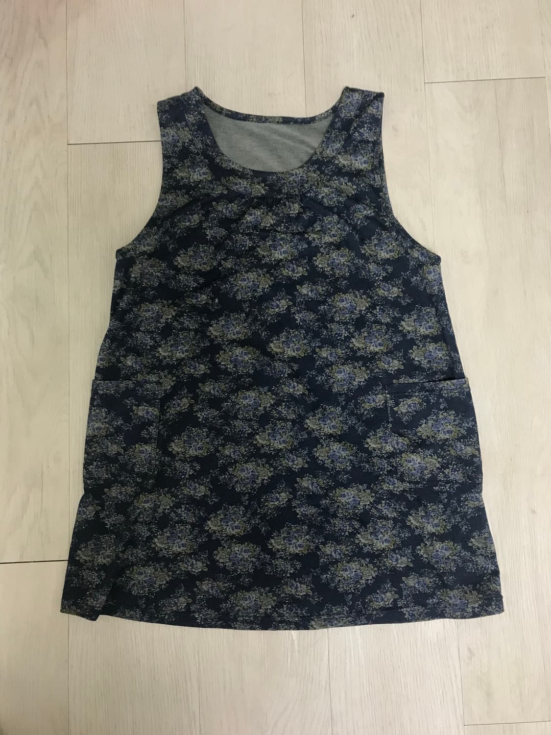 네이비 꽃무늬 라운드 나시 원피스 Navy floral one-piece 상품이미지1