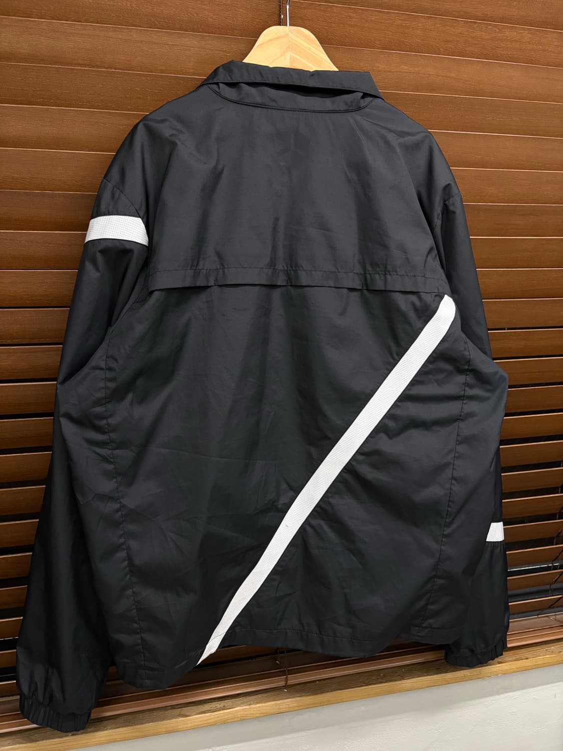 나이키 솔로스우시 블랙 바람막이 자켓 상품이미지4