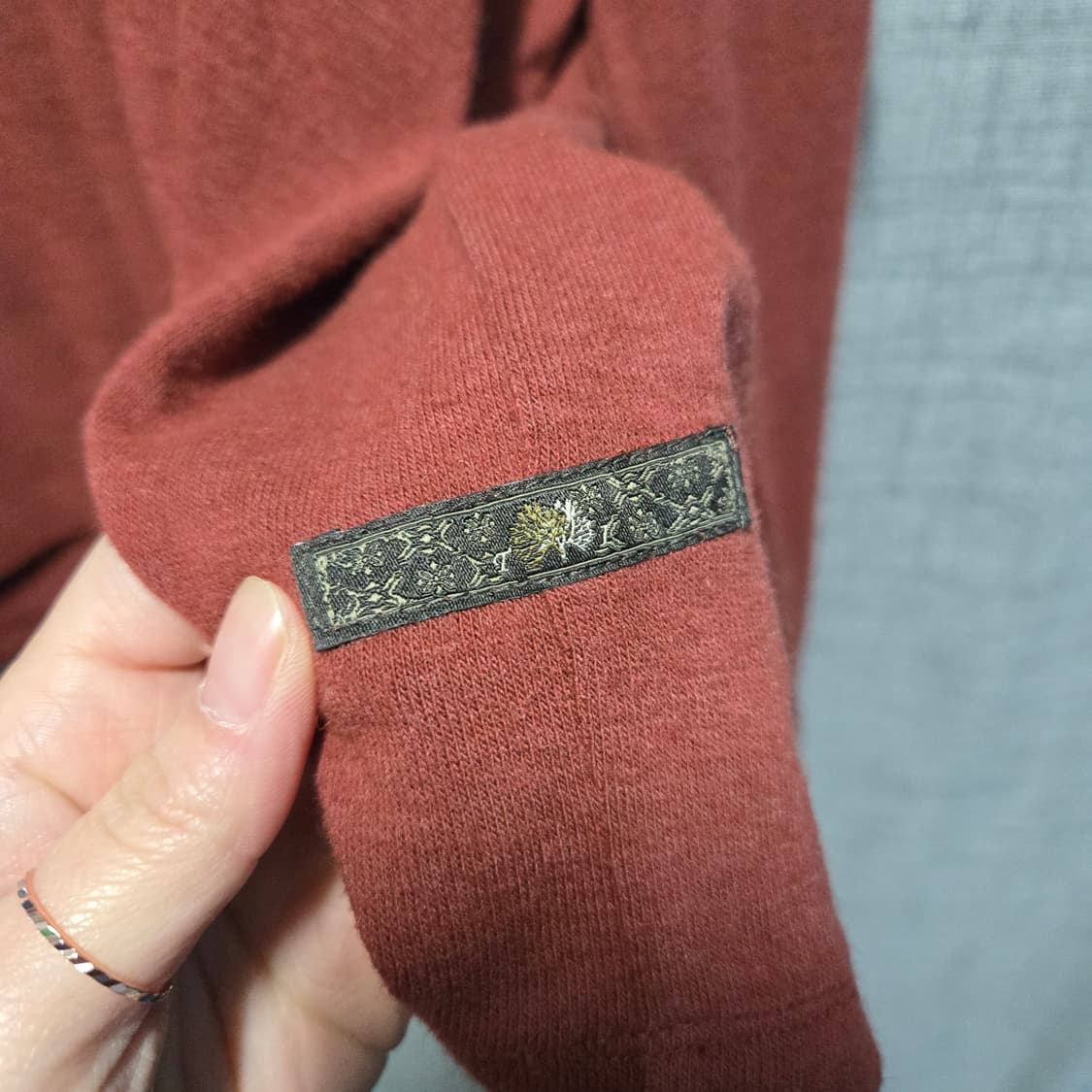 써스데이아일랜드 패턴 스카프 긴팔티  상품이미지3