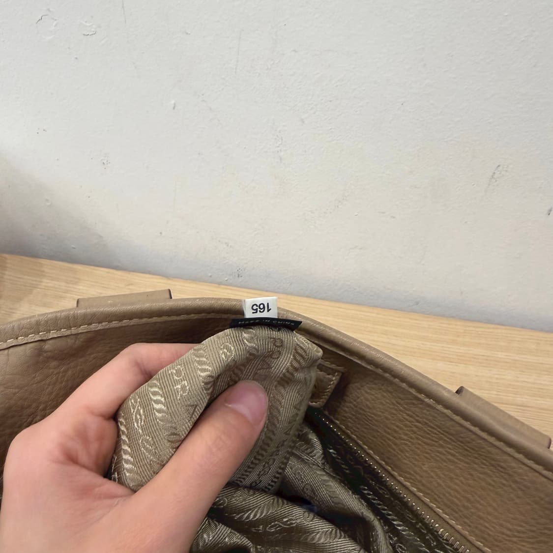 프라다 토트백 사피아노 레더 골드 삼각 로고 디테일 베이지 핑크 상품이미지7