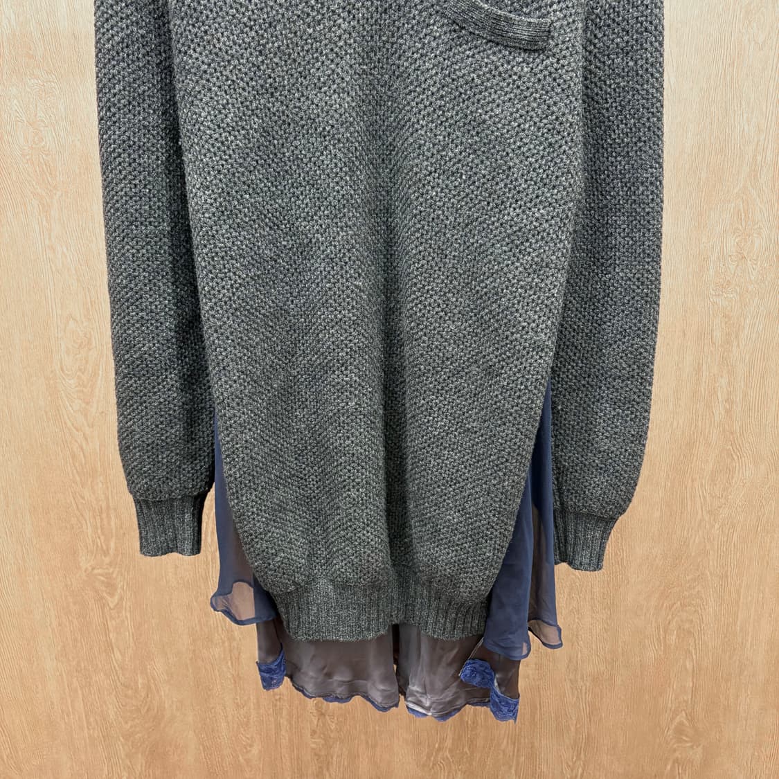 사카이 브이넥 울 롱 긴팔 니트 실크 쉬폰 레이어링 디테일 차콜 네이비 상품이미지5