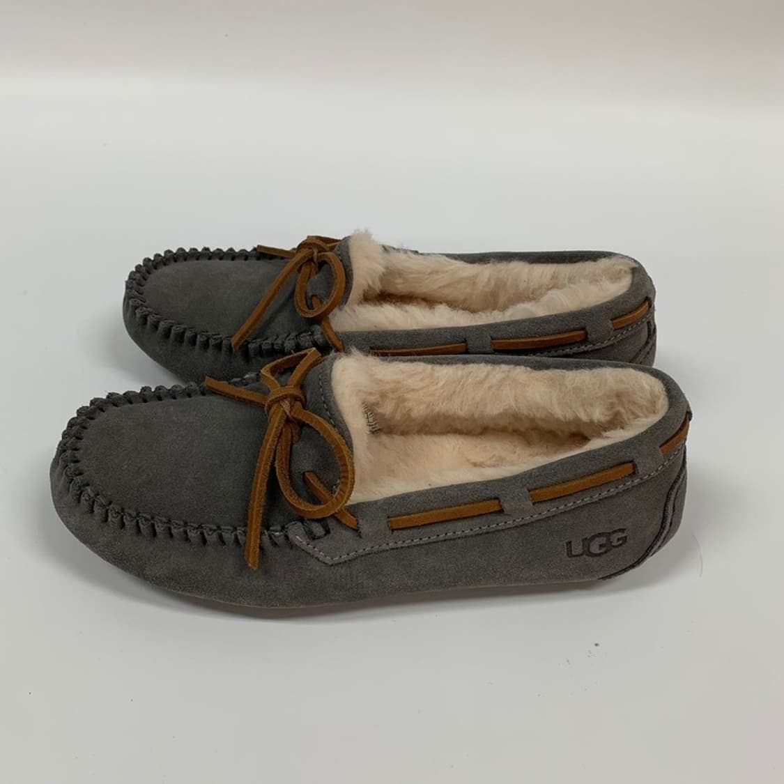 UGG 다코타 양털 모카신 그레이 220 상품이미지3