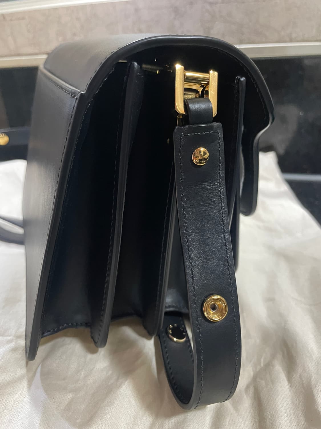 마르니 블랙 카프스킨 트렁크 미디엄 숄더백 상품이미지7