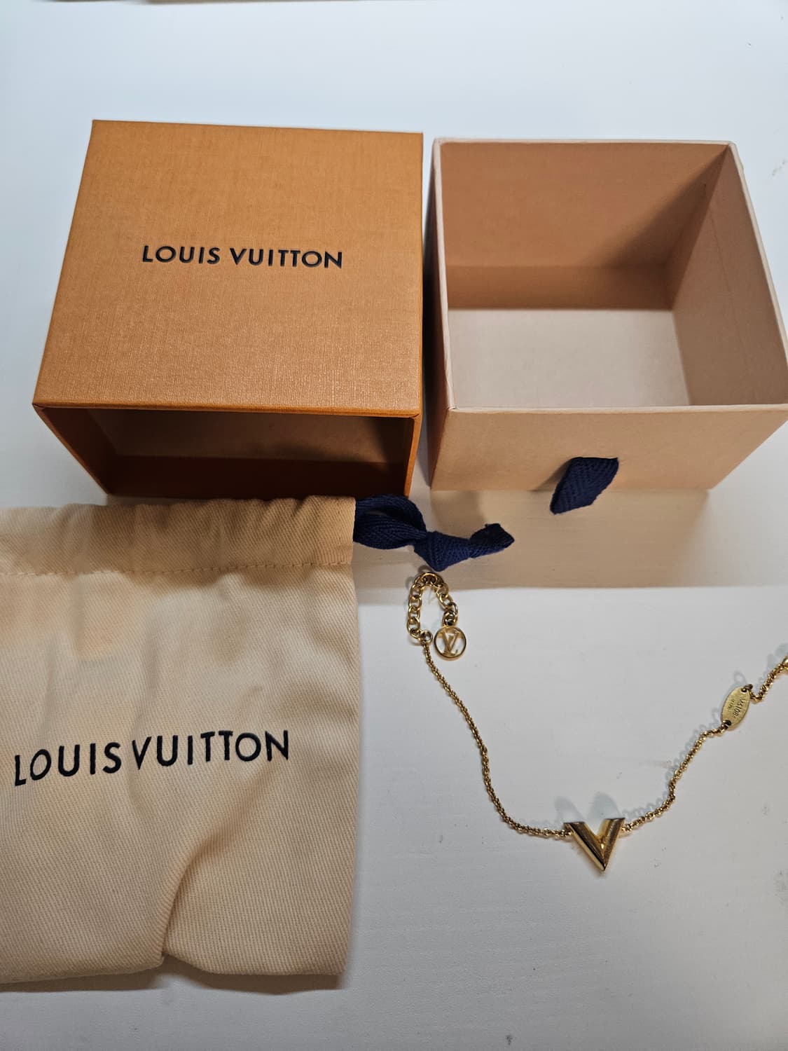 루이비통 에센셜 v 골드 팔찌 상품이미지1