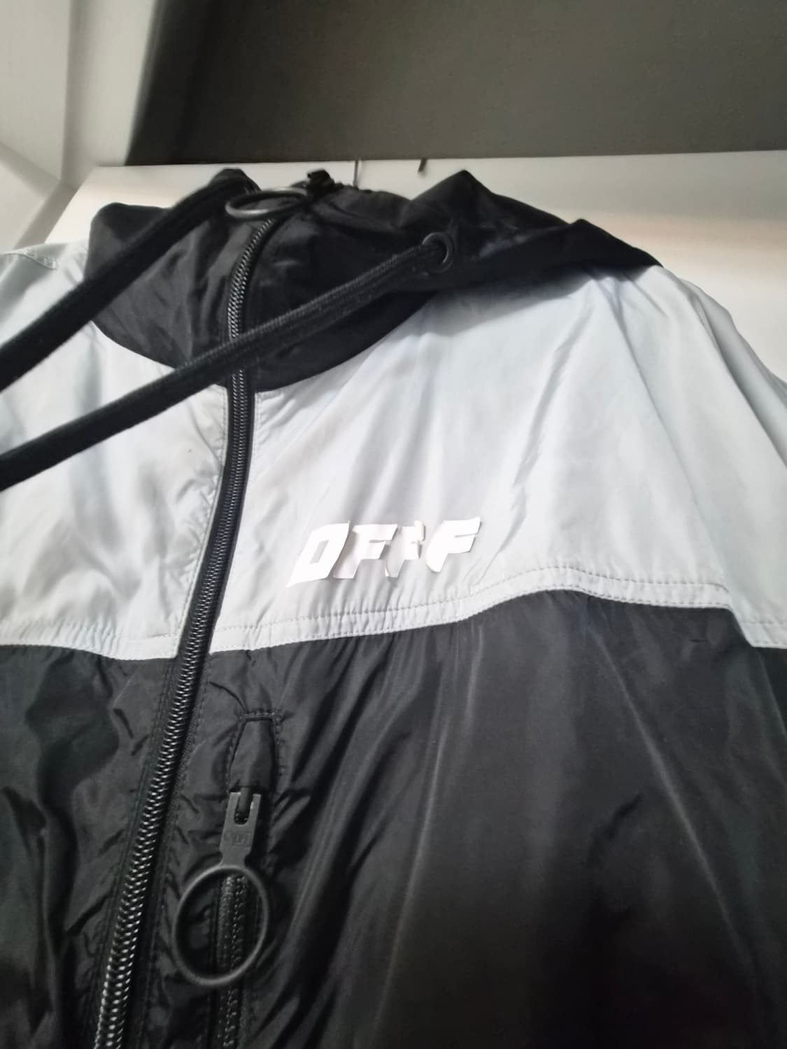 오프화이 언 피시니시드 윈드브레이커 상품이미지4