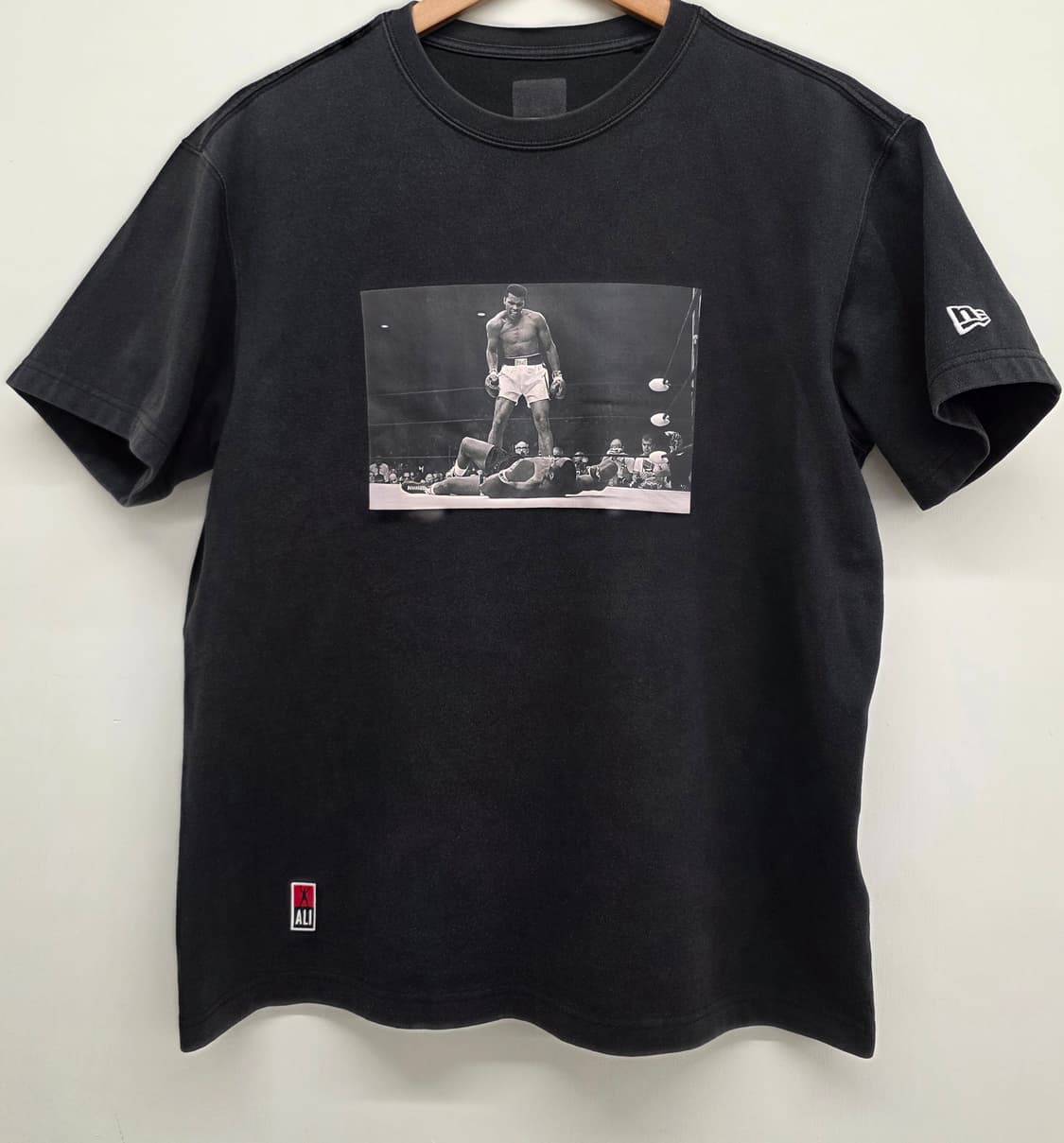 뉴에라 무하마드 알리 남성 반팔티.   
싸이즈 100 상품이미지1