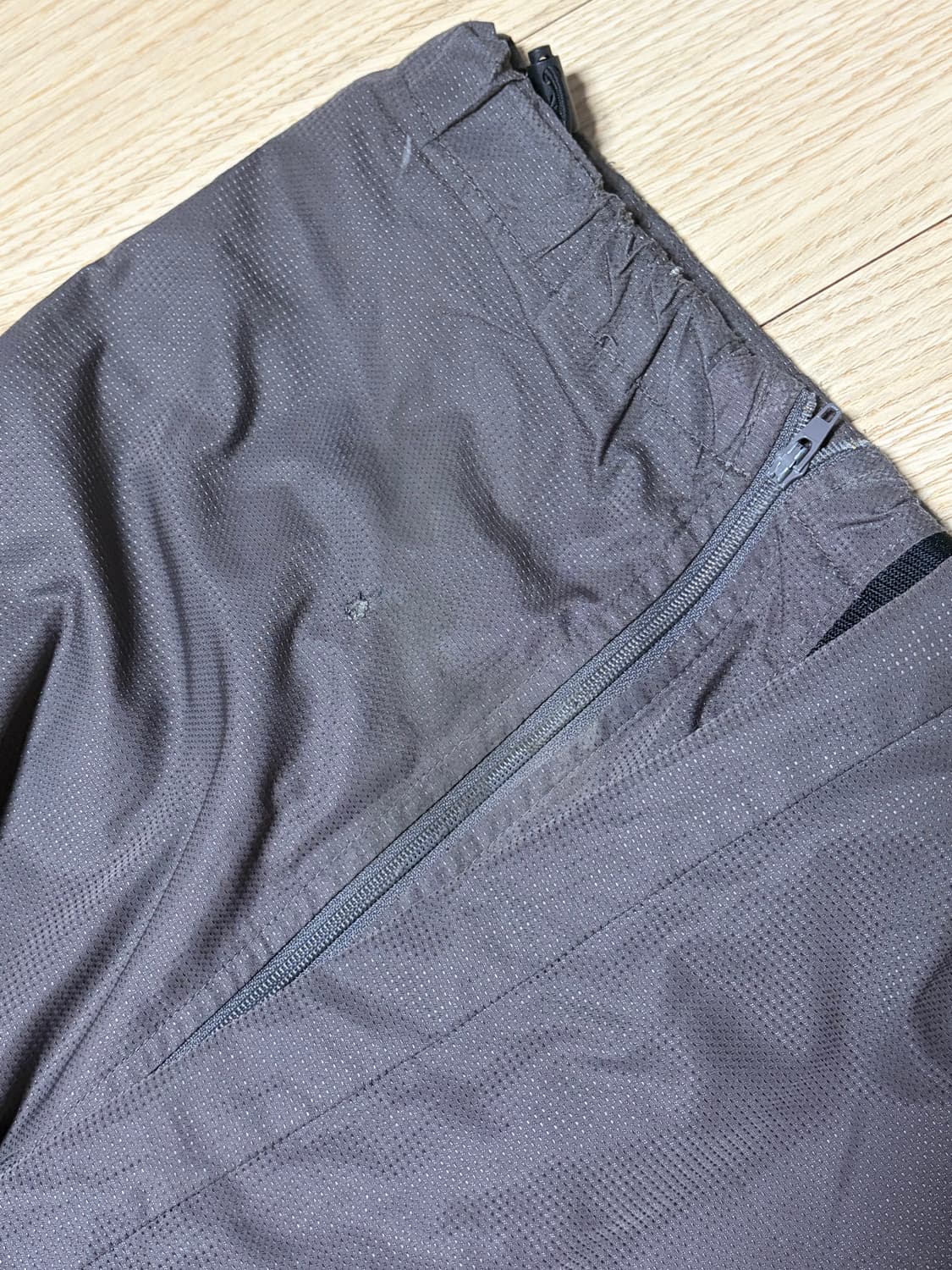 모카색 아디다스 트랙 비닐 팬츠 상품이미지3