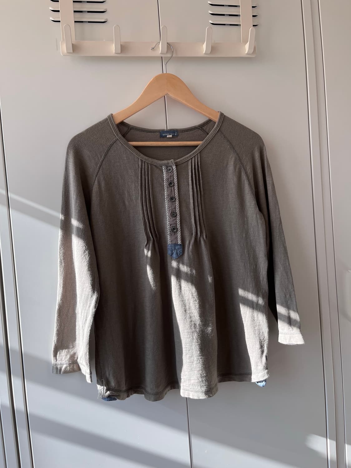 Northern truck 카키 핀턱 단추 롱 슬리브 상품이미지3