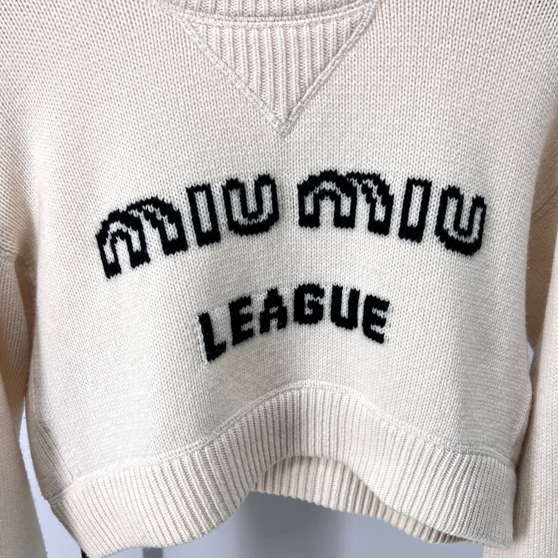 [38사이즈] 미우미우 로고 크롭 캐시미어 니트 아이보리 (MML548) 상품이미지7