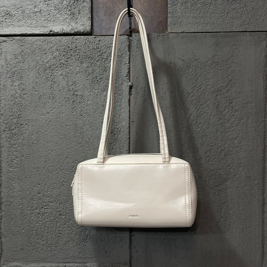 스탠드오일 포스트백 크림 상품이미지1