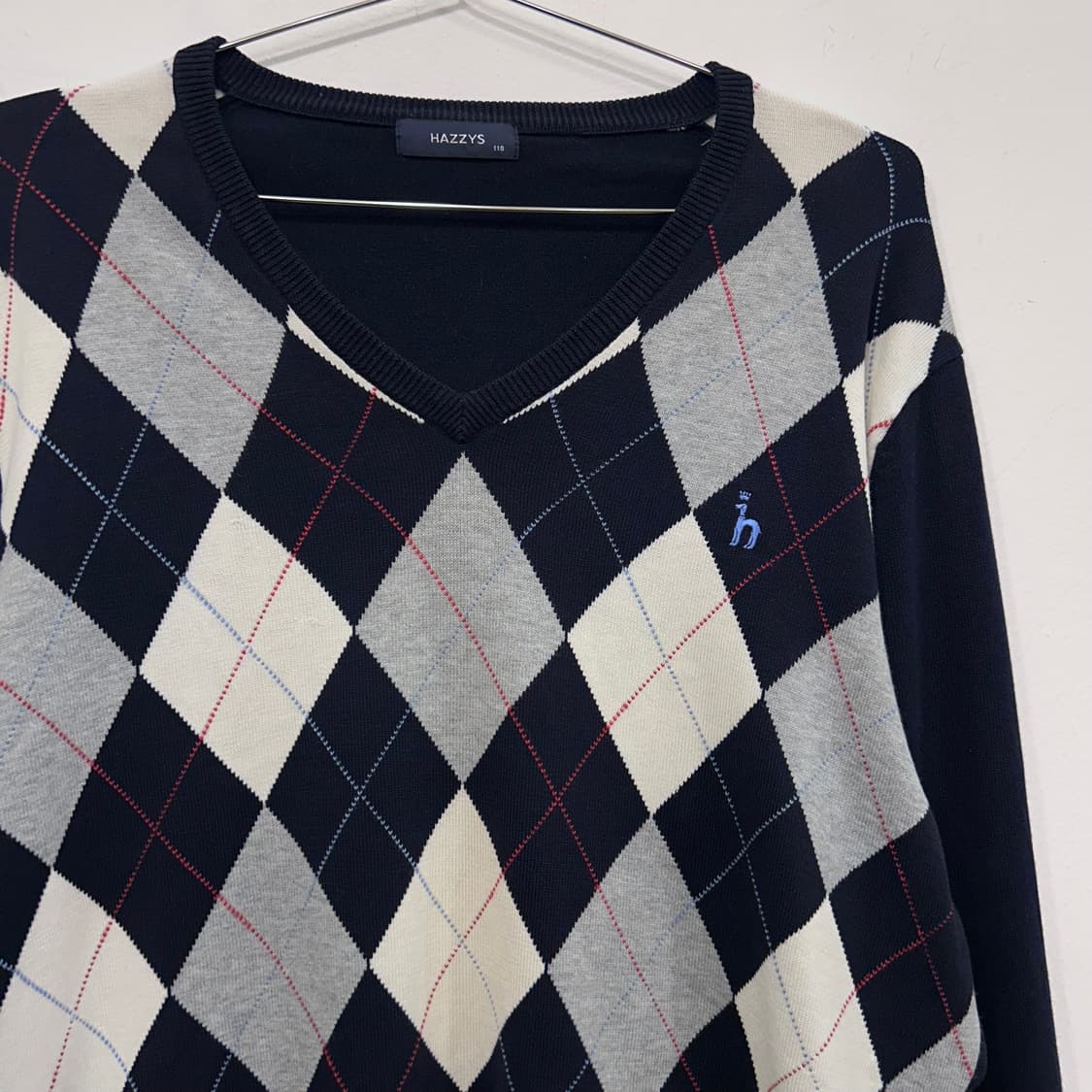 헤지스 놈코어 다이아몬드 브이넥 니트 상품이미지1