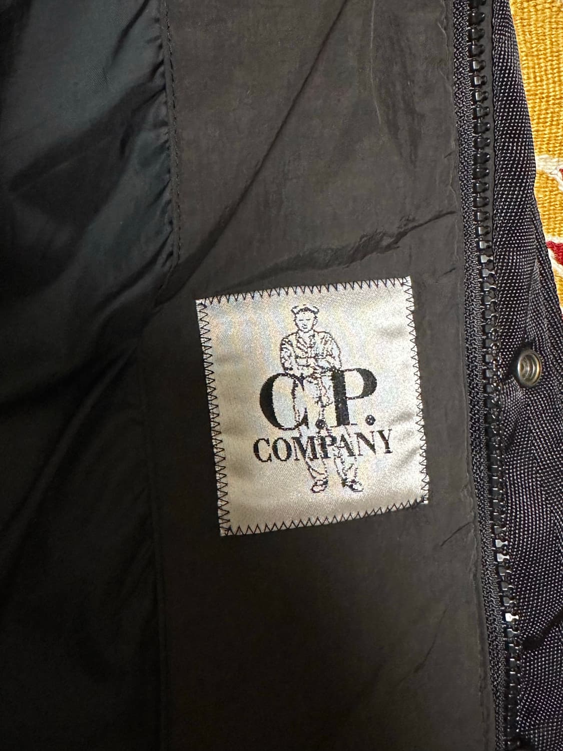 CP컴퍼니 고글 패딩 베스트 차콜 L 상품이미지5