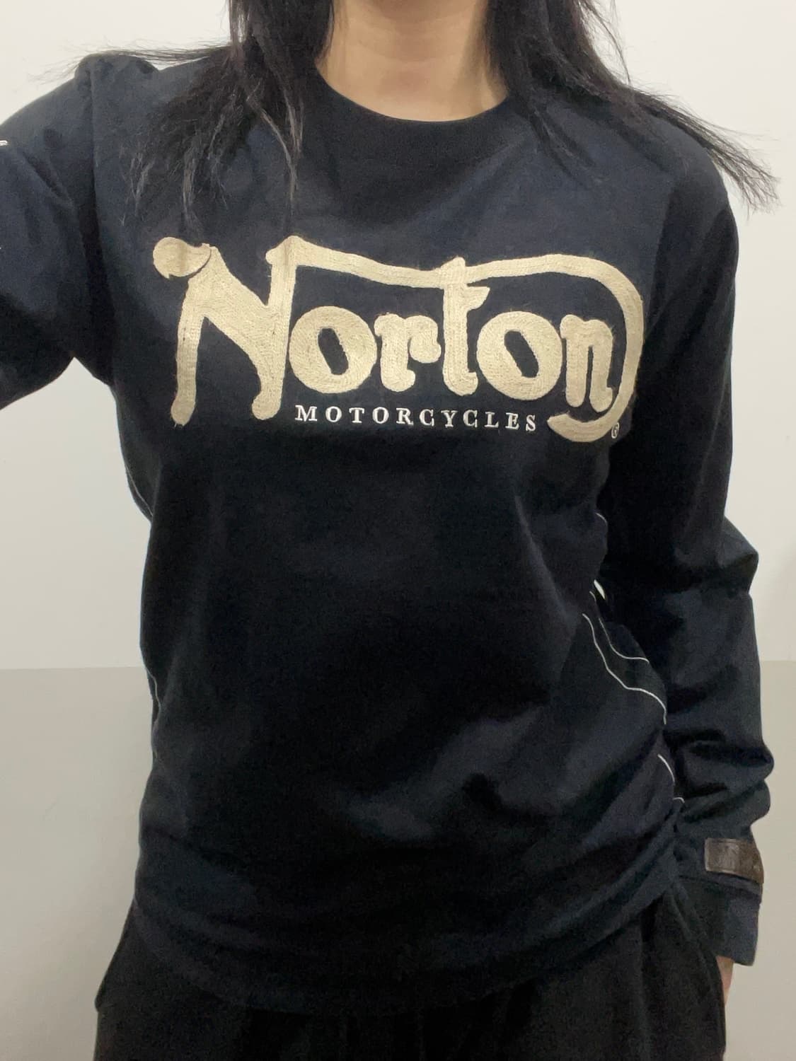 Norton 노턴 체인스티치 자수 프린팅 롱 슬리브 상품이미지1