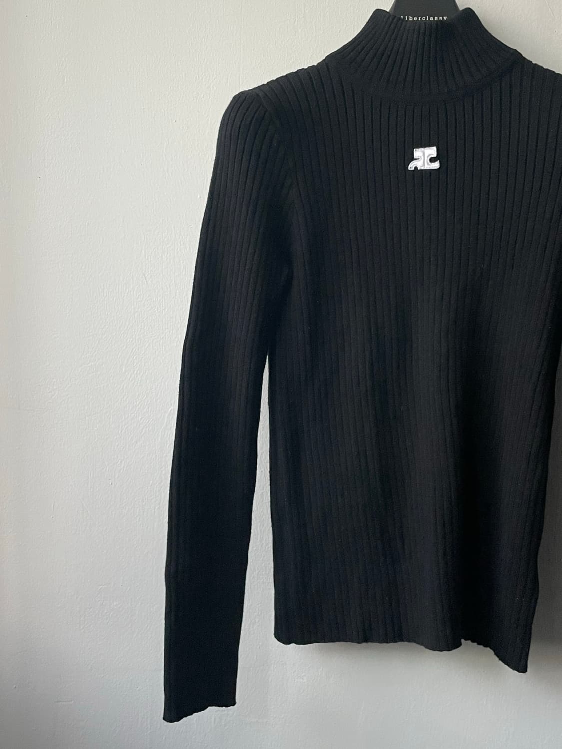 꾸레쥬(courreges) 모크넥 립 스웨터팝니다. 상품이미지2