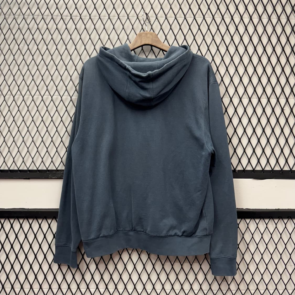 엘엘빈 솔리드 후드 집업 레귤러 핏 투포켓 디테일 네이비 상품이미지2