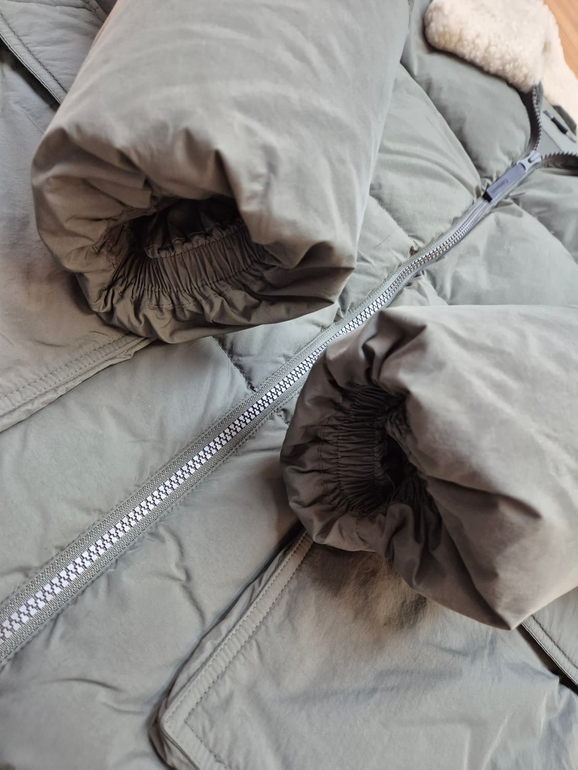 커버낫 올리브 색상 숏패딩 L사이즈 판매합니다. 겉재질은 탄탄하고, 목  상품이미지2