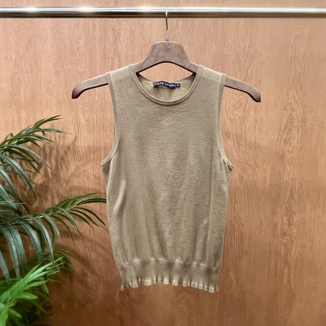 랄프로렌 슬리브리스 니트 베스트 라운드넥 프릴 리브드 헴 디테일 베이지 상품이미지1