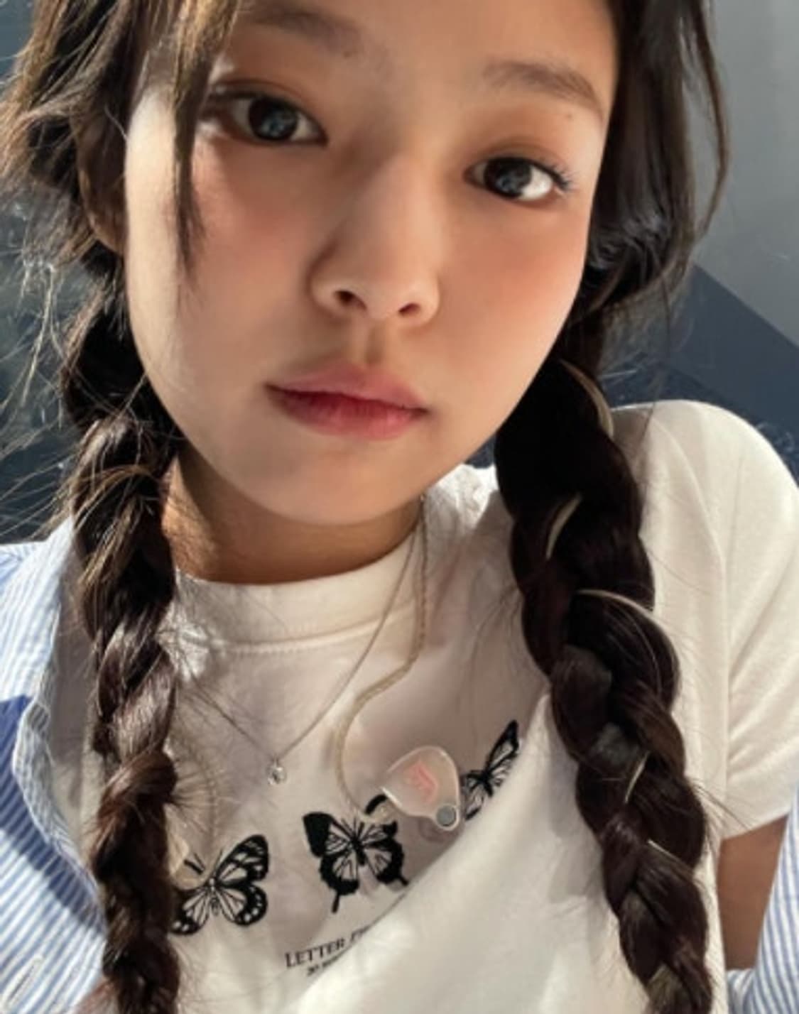 제니 나비티셔츠 레터프롬문 나비 티셔츠 상품이미지1