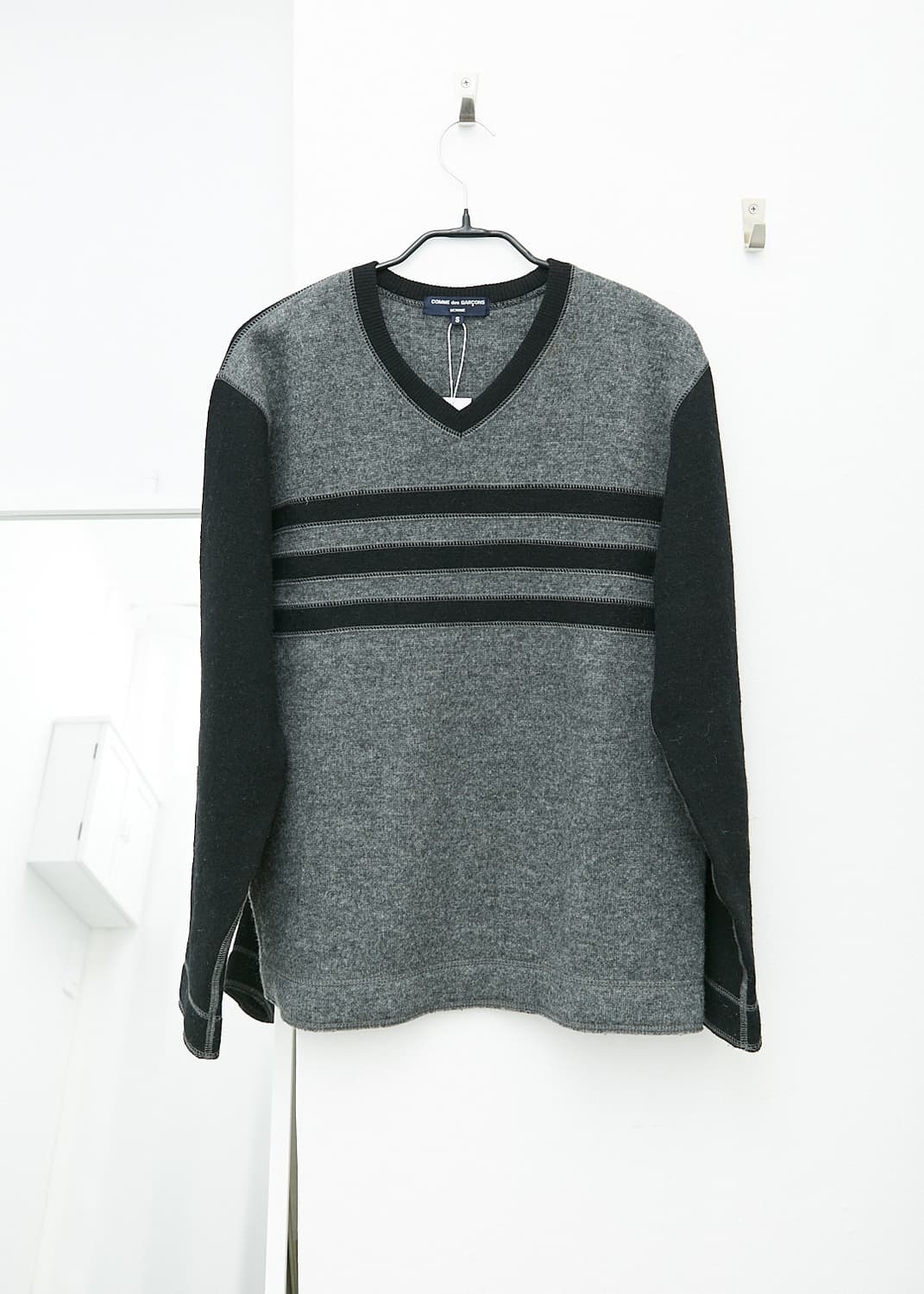 Out Seam V-neck Sweater 상품이미지1