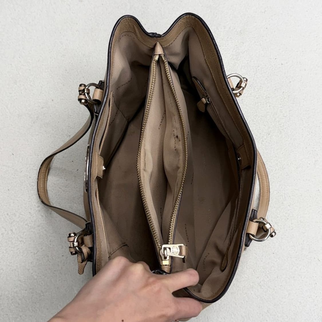 COACH 크로스 그레인 킷 캐리올 숄더백 상품이미지6