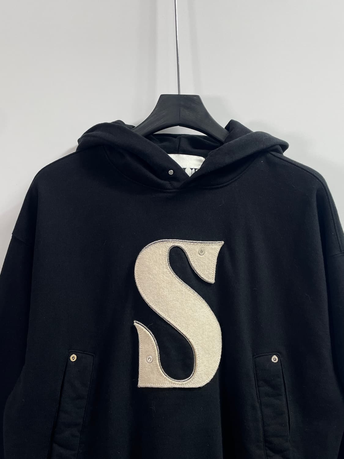 세터 리벳 아플리케 빅로고 후드티 (on.323) 상품이미지2