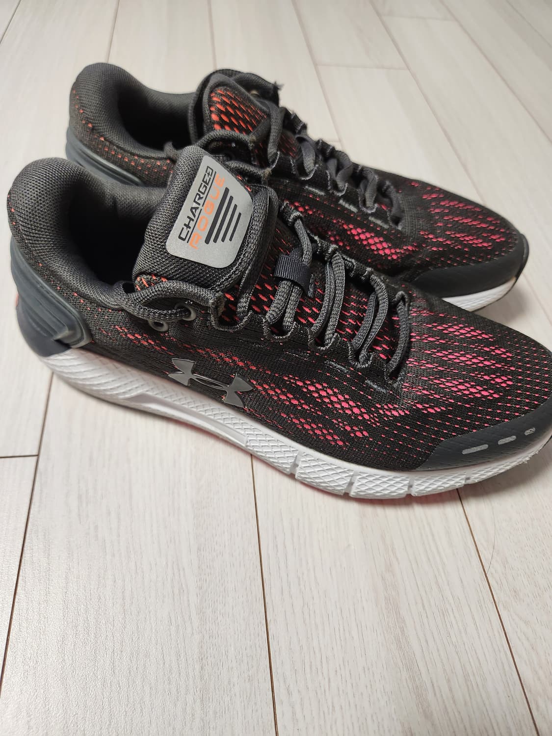 언더아머 운동화 차지드 로그 런닝화 헬스화 사이즈240

아웃솔 사용감외 상품이미지3