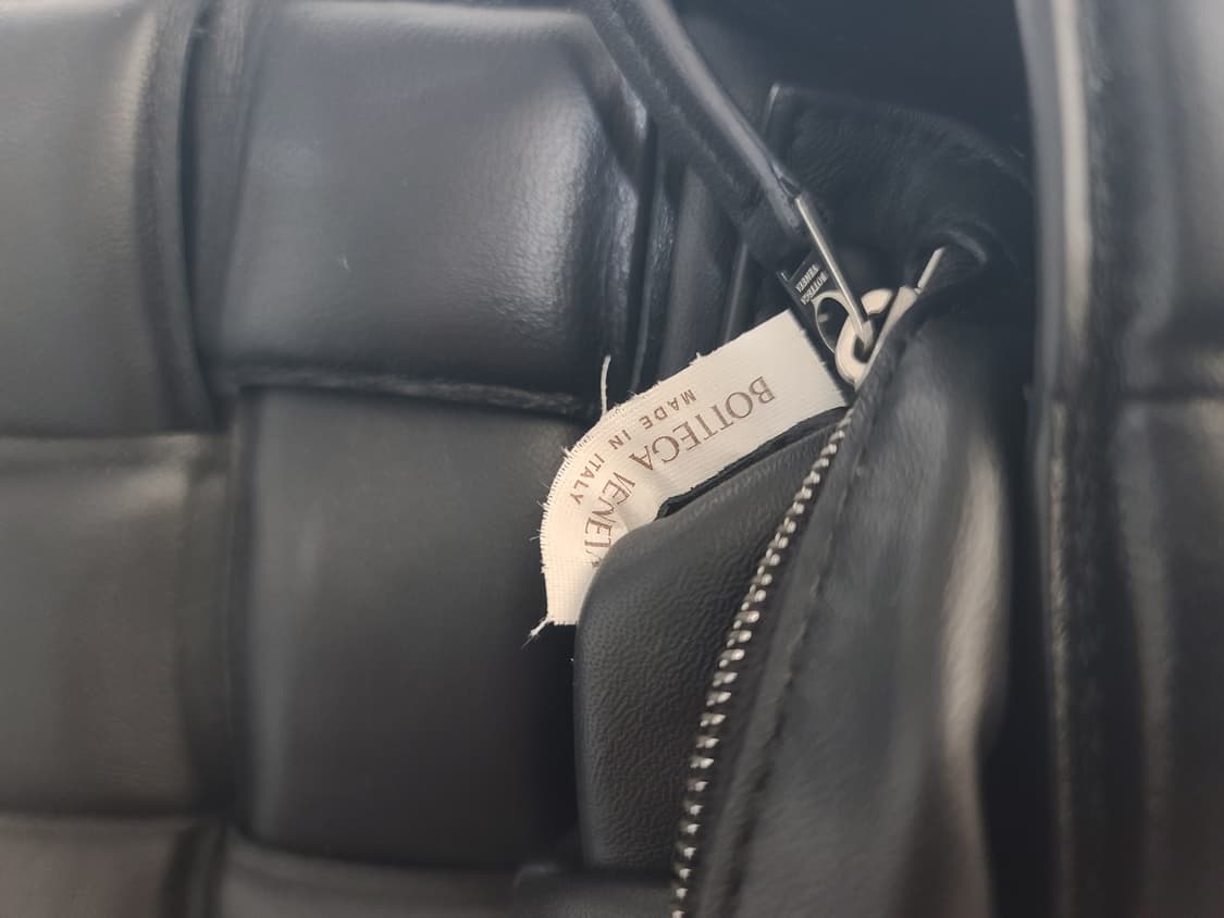 보테가베네타 패딩 레더 카세트백 블랙 크로스백 상품이미지5